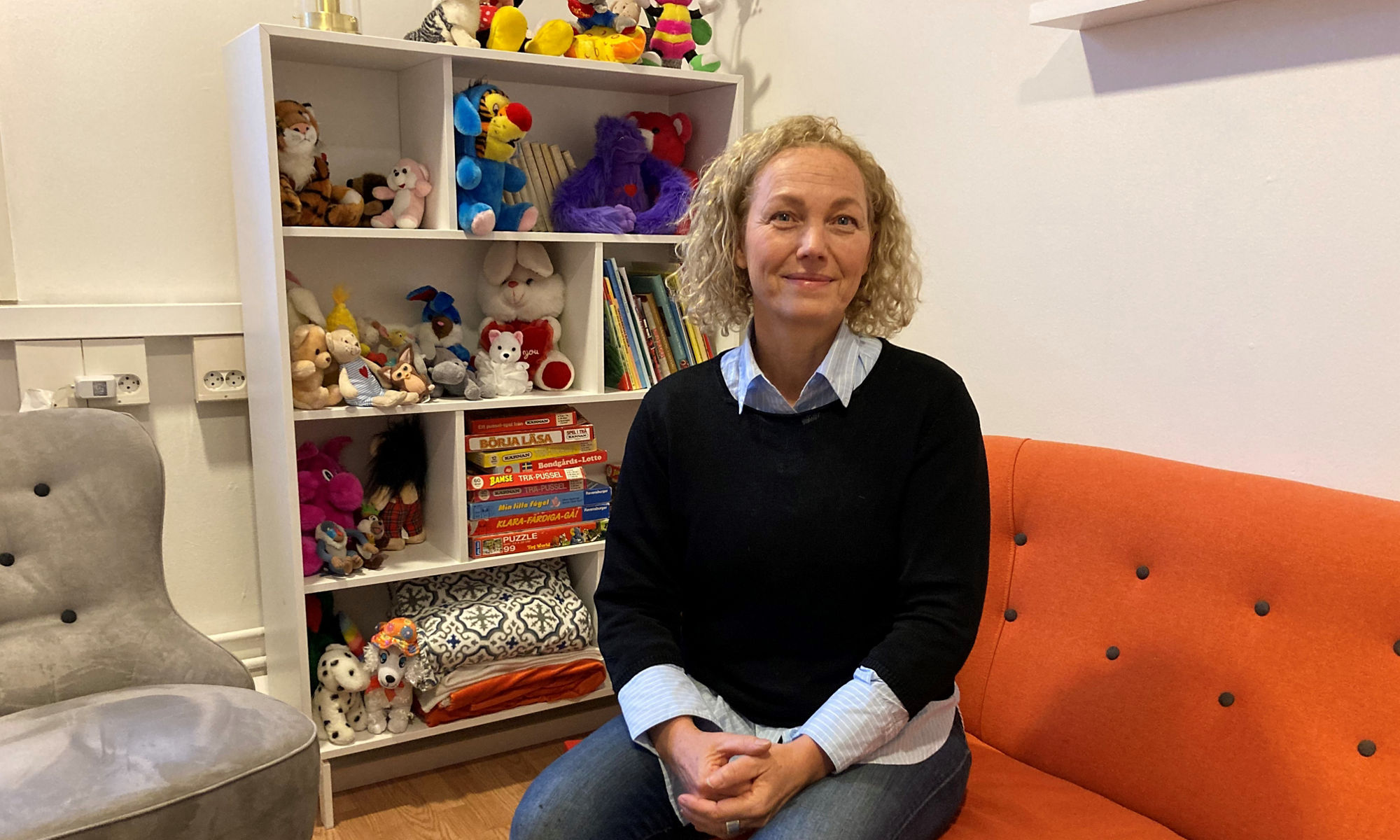 Susanna Udvardi, at Freezonen, sitting in a sofa in e room with toys.